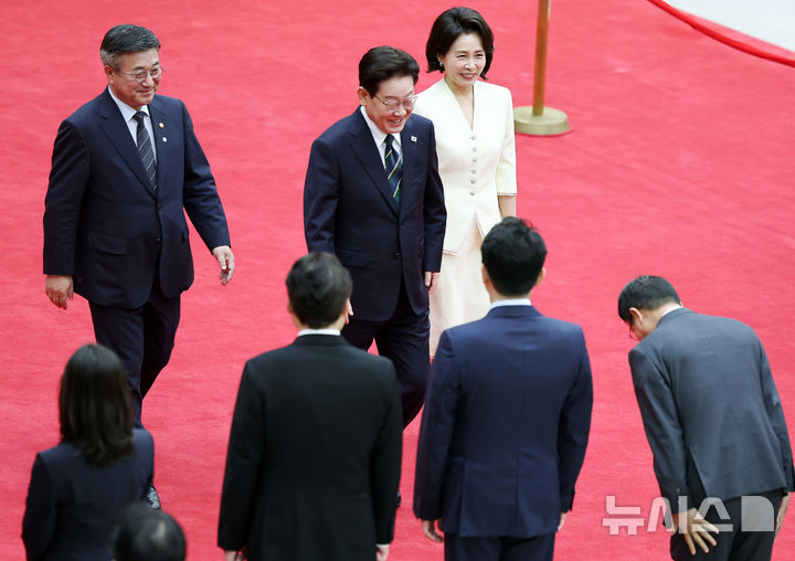 [성남=뉴시스] 조성봉 기자 = 북대서양조약기구(NATO) 정상회의 참석 및 몽골을 국빈 방문하는 이재명 대통령과 김혜경 여사가 7일 경기 성남 서울공항에서 출국하며 한병도 더불어민주당 당대표 직무대행 겸 원내대표, 강훈식 비서실장 등 환송 인사들과 인사하고 있다. 2026.07.07. suncho21@newsis.com