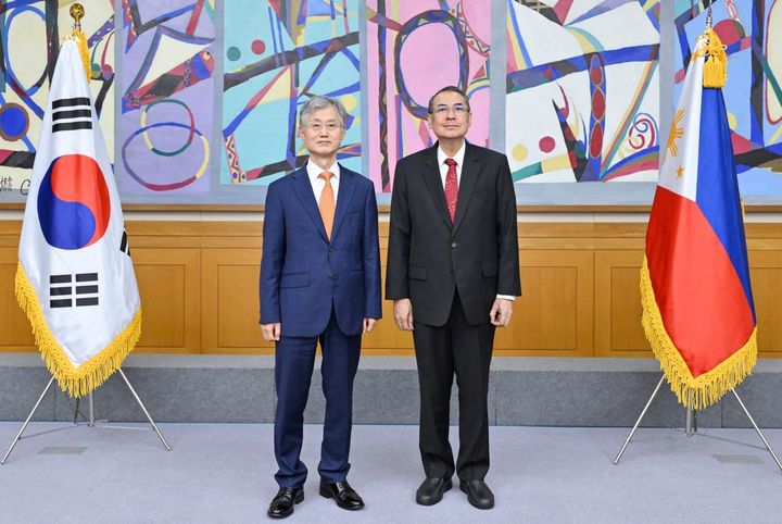 [서울=뉴시스] 조희대 대법원장이 지난 6일 서울 서초구 대법원에서 알렉산더 헤스문도 필리핀 대법원장과 만나 기념촬영 하고 있다. (사진=대법원 제공) 2026.07.07. photo@newsis.com *재판매 및 DB 금지
