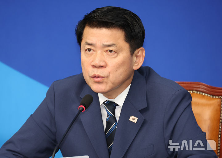 [서울=뉴시스] 최진석 기자 = 김준형 조국혁신당 대표 권한대행 겸 원내대표가 7일 여의도 국회에서 열린 의원총회에서 발언하고 있다. 2026.07.07. myjs@newsis.com