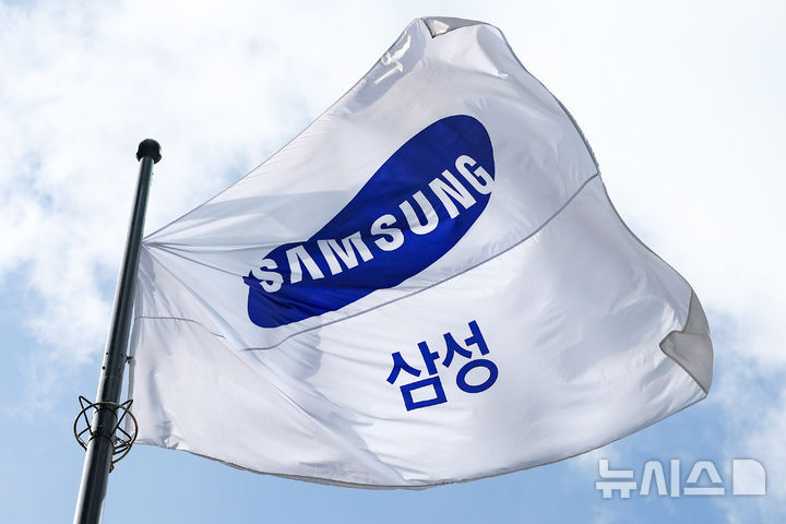 [서울=뉴시스] 황준선 기자 = 삼성전자가 7일 연결 기준 올해 2분기 잠정 실적으로 매출 171조원, 영업이익 89조4000억원을 발표했다. 매출은 전년 2분기(74조5700억원) 대비 129.31% 늘었고, 영업이익은 같은 기간 4조6800억원에서 1810.26% 급증했다. 사진은 이날 서울 서초구 삼성전자 서초사옥의 모습. 2026.07.07. hwang@newsis.com