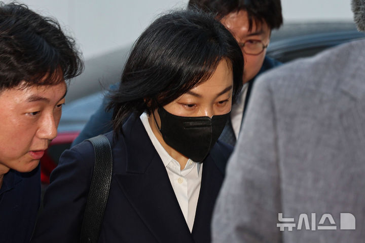 [과천=뉴시스] 권창회 기자 = 유경옥 전 대통령실 행정관이 7일 오전 경기 과천시 2차 종합특검 사무실에서 피의자 신분으로 출석하고 있다. 2026.07.07. kch0523@newsis.com