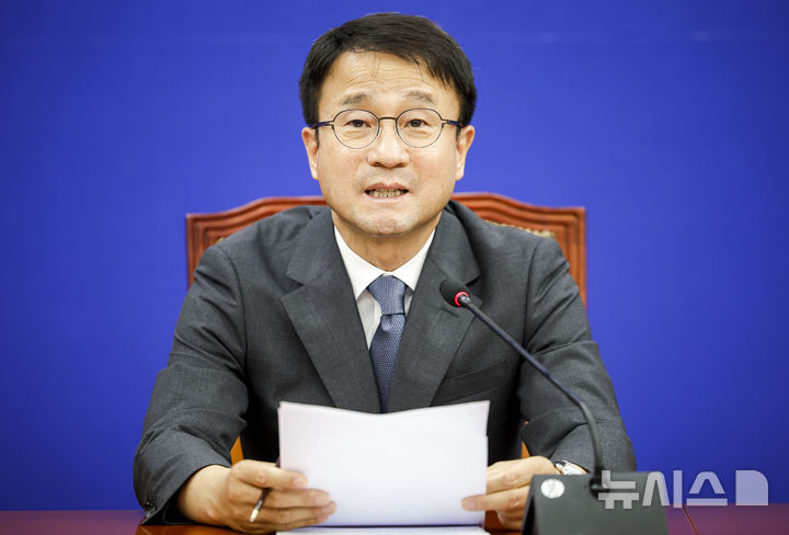 [서울=뉴시스] 정병혁 기자 = 한병도 더불어민주당 대표 직무대행 겸 원내대표가 7일 서울 여의도 국회에서 열린 원내대책회의에서 발언하고 있다. 2026.07.07. jhope@newsis.com