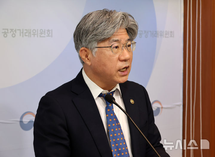 [세종=뉴시스] 배훈식 기자 = 남동일 공정거래위원회 부위원장이 7일 오전 세종시 정부세종청사에서 전분 및 전분당 가격 담합 사건 심의 결과 브리핑을 하고 있다. 2026.07.07. dahora83@newsis.com