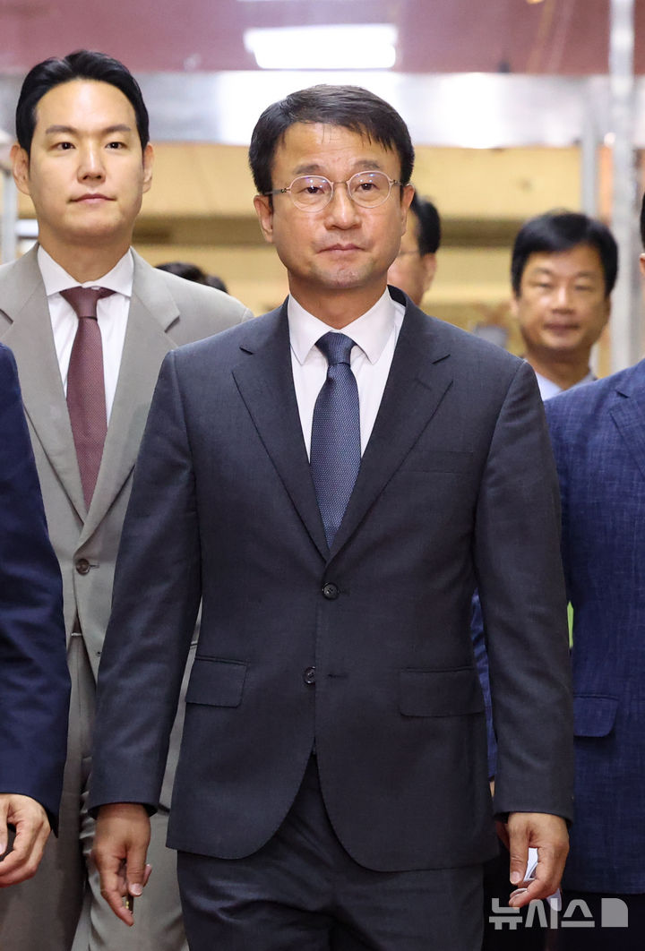 [서울=뉴시스] 김근수 기자 = 한병도 더불어민주당 원내대표와 원내대표단 의원들이 7일 오전 서울 여의도 국회에서 본회의 개최를 촉구하기 위해 국회의장실로 들어가고 있다. 2026.07.07. ks@newsis.com