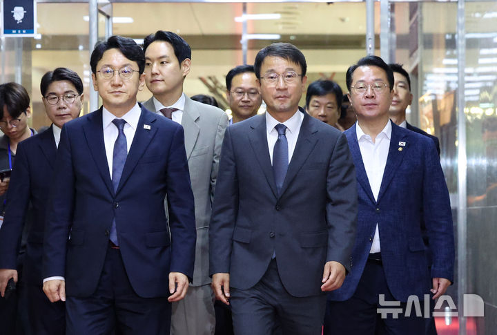 [서울=뉴시스] 김근수 기자 = 한병도 더불어민주당 원내대표와 원내대표단 의원들이 7일 오전 서울 여의도 국회에서 본회의 개최를 촉구하기 위해 국회의장실로 들어가고 있다. 2026.07.07. ks@newsis.com