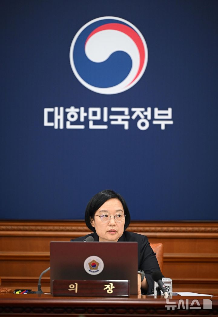 [서울=뉴시스] 조수정 기자 = 한성숙 국무총리가 7일 서울 종로구 정부서울청사에서 열린 국무회의를 주재하고 있다. (공동취재) 2026.07.07. chocrystal@newsis.com