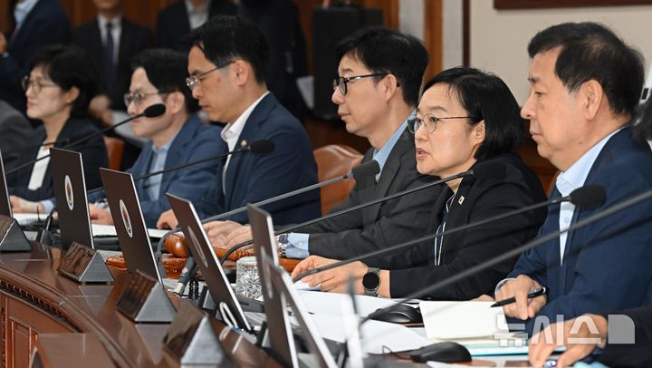 [서울=뉴시스] 조수정 기자 = 한성숙 국무총리가 7일 서울 종로구 정부서울청사에서 열린 국무회의를 주재하고 있다. (공동취재) 2026.07.07. chocrystal@newsis.com