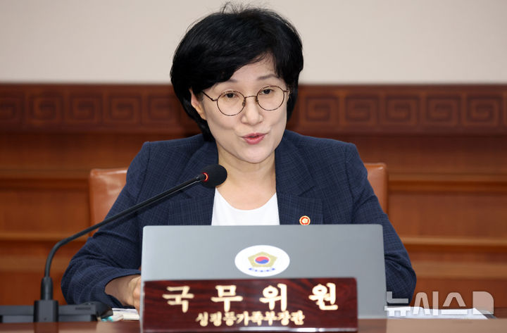 [서울=뉴시스] 조수정 기자 = 원민경 성평등가족부 장관이 지난 7월 7일 오전 서울 종로구 정부서울청사에서 열린 국무회의에서 공공생리대 관련 발언을 하고 있다. (공동취재) 2026.07.07. chocrystal@newsis.com