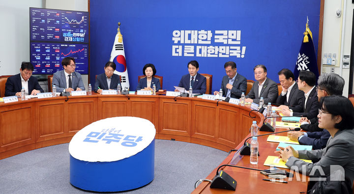 [서울=뉴시스] 최진석 기자 = 이학영(왼쪽 다섯번째) 더불어민주당 전국당원대회준비위원장이 7일 여의도 국회에서 열린 전국당원대회준비위원회 3차 전체회의에 참석해 발언하고 있다. 2026.07.07. myjs@newsis.com