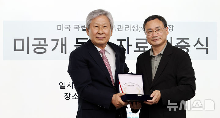 [서울=뉴시스] 박주성 기자 = 전갑생(오른쪽) 성공회대학교 동아시아연구소 연구교수가 7일 서울 영등포 독도체험관에서 열린 미국 국립문서기록관리청(NARA) 소장 미공개 독도 자료 기증식에서 정용상 동북아역사재단 사무총장에게 감사패를 받고 있다. 2026.07.07. park7691@newsis.com