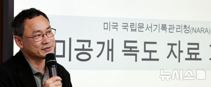 [서울=뉴시스] 박주성 기자 = 전갑생 성공회대학교 동아시아연구소 연구교수가 7일 서울 영등포 독도체험관에서 열린 미국 국립문서기록관리청(NARA) 소장 미공개 독도 자료 기증식에서 미국 국립문서기록관리청에서 수집한 독도 관련 미공개 자료 수집에 관해 설명하고 있다. .2026.07.07. park7691@newsis.com