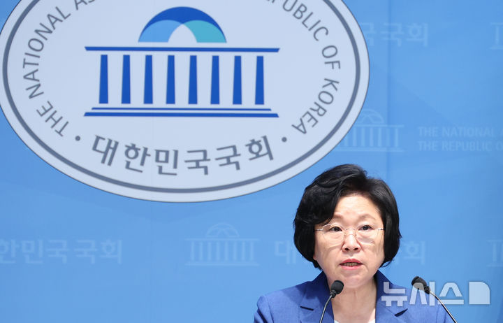 [서울=뉴시스] 최진석 기자 = 김현 더불어민주당 국민소통위원장이 7일 여의도 국회 소통관에서 정보통신망법 개정안 시행 관련 기자회견을 하고 있다. 2026.07.07. myjs@newsis.com