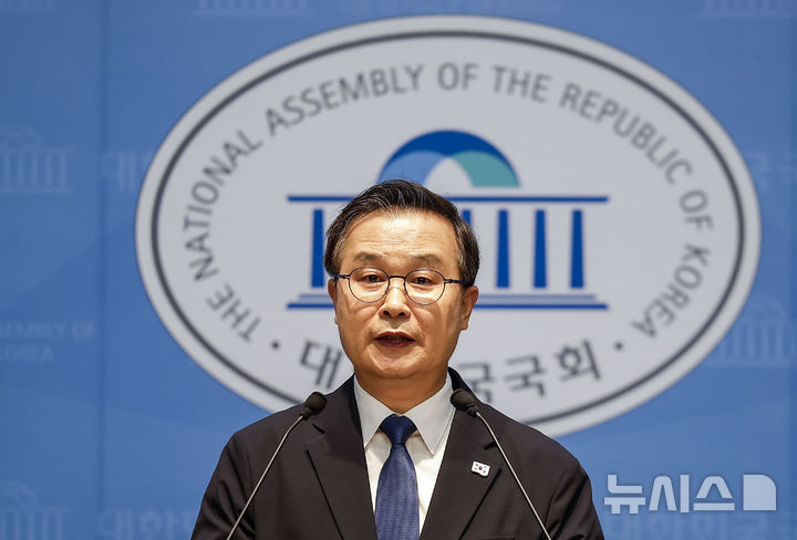 [서울=뉴시스] 정병혁 기자 = 이건태 더불어민주당 의원이 지난 7일 서울 여의도 국회 소통관에서 최고위원 출마 선언 기자회견을 하고 있다. 2026.07.07. jhope@newsis.com