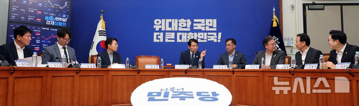 [서울=뉴시스] 최진석 기자 = 이학영(왼쪽 네번째) 더불어민주당 전국당원대회준비위원장이 7일 여의도 국회에서 열린 전국당원대회준비위원회 3차 전체회의에서 시작에 앞서 위원들과 대화를 나누고 있다. 2026.07.07. myjs@newsis.com