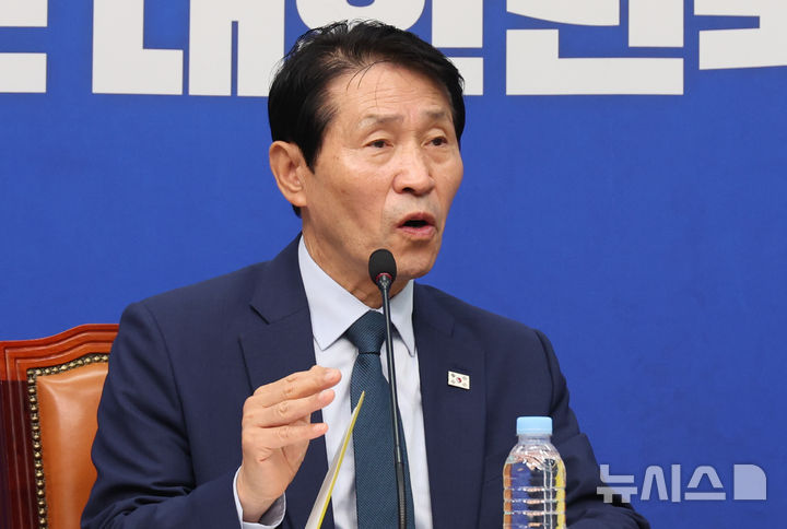[서울=뉴시스] 최진석 기자 = 이학영 더불어민주당 전국당원대회준비위원장이 7일 여의도 국회에서 열린 전국당원대회준비위원회 3차 전체회의에서 시작에 앞서 위원들과 대화를 나누고 있다. 2026.07.07. myjs@newsis.com