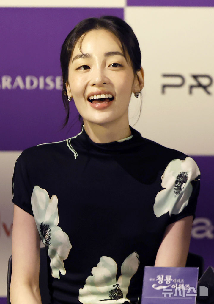 [서울=뉴시스] 김혜진 기자 = 배우 김민하가 7일 서울 용산구 CGV 용산아이파크몰에서 열린 '제5회 청룡 시리즈 어워즈' 핸드프린팅 행사에서 포즈를 취하고 있다. 2026.07.07. jini@newsis.com