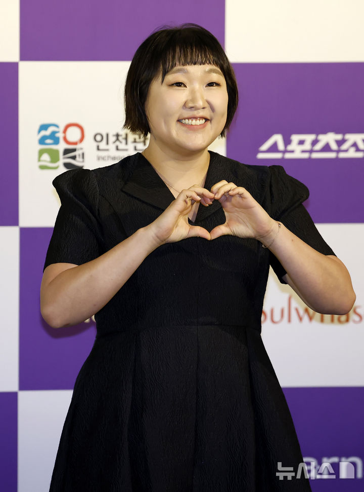 [서울=뉴시스] 김혜진 기자 = 방송인 이수지가 7일 서울 용산구 CGV 용산아이파크몰에서 열린 '제5회 청룡 시리즈 어워즈' 핸드프린팅 행사에서 포즈를 취하고 있다. 2026.07.07. jini@newsis.com