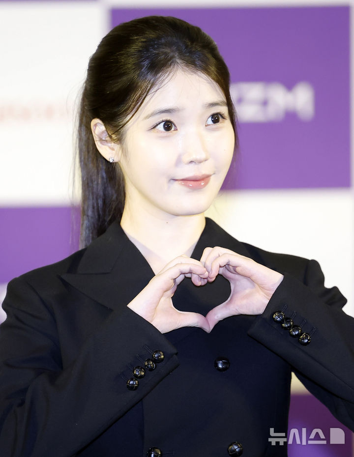 [서울=뉴시스] 김혜진 기자 = 배우 아이유가 지난 7일 서울 용산구 CGV 용산아이파크몰에서 열린 '제5회 청룡 시리즈 어워즈' 핸드프린팅 행사에서 포즈를 취하고 있다. 2026.07.07. jini@newsis.com