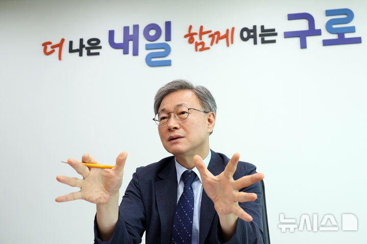 [서울=뉴시스] 고승민 기자 = 장인홍 서울 구로구청장이 집무실에서 뉴시스와 인터뷰를 하고 있다. 2026.07.08. kkssmm99@newsis.com