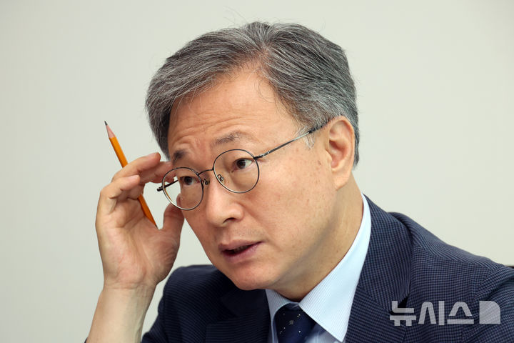 [서울=뉴시스] 고승민 기자 = 장인홍 서울 구로구청장이 집무실에서 뉴시스와 인터뷰를 하고 있다. 2026.07.08. kkssmm99@newsis.com