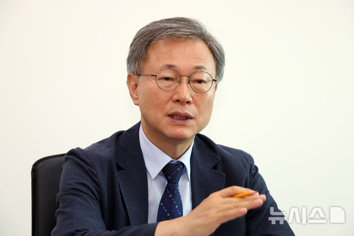 [서울=뉴시스] 고승민 기자 = 장인홍 서울 구로구청장이 집무실에서 뉴시스와 인터뷰를 하고 있다. 2026.07.08. kkssmm99@newsis.com