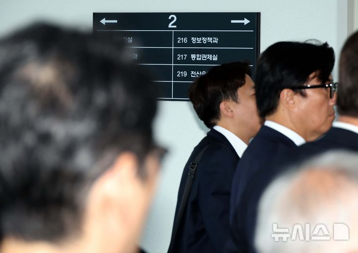 [과천=뉴시스] 고범준 기자 = 제9회 전국동시지방선거 투표용지 부족사태 등 국민참정권 침해 진상규명 및 선거관리 개혁을 위한 국정조사특별위원회 위원들이 7일 경기 과천 중앙선거관리위원회에서 현장조사를 하기 위해 전산실로 이동하고 있다. (공동취재) 2026.07.07. bjko@newsis.com