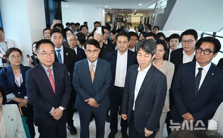 [과천=뉴시스] 고범준 기자 = 제9회 전국동시지방선거 투표용지 부족사태 등 국민참정권 침해 진상규명 및 선거관리 개혁을 위한 국정조사특별위원회 윤상현 위원장, 여당 간사인 윤건영 더불어민주당 의원, 야당 간사인 서범수 국민의힘 의원 등이 7일 경기 과천 중앙선거관리위원회에서 현장조사를 하기 위해 전산실로 이동하고 있다. (공동취재) 2026.07.07. bjko@newsis.com