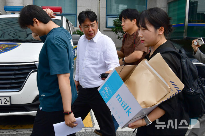 [전남광주=뉴시스] 양시원 기자 = 광주지검 수사관들이 7일 광주광산경찰서에서 장윤기(23) 여고생 살인 사건의 부실 수사와 경찰 유착 의혹을 규명하기 위한 압수수색 물품을 챙겨 이동하고 있다. 2026.07.07. goodwrite97@newsis.com