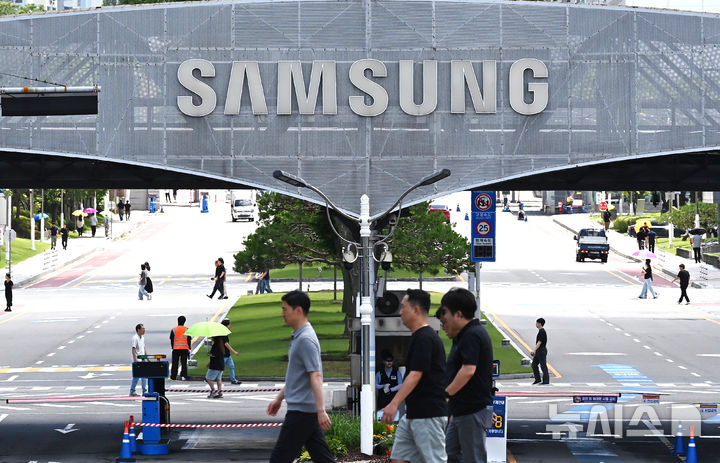 [수원=뉴시스] 김종택 기자 = 삼성전자는 7일 올해 2분기 잠정실적 공시를 통해 매출액 171조원, 영업이익 89조4000억원을 달성했다고 발표했다.매출은 전년 2분기(74조5700억원) 대비 129.31% 늘었고, 영업이익은 같은 기간 4조6800억원에서 1810.26% 급증했다. 사진은 이날 경기 수원시 영통구 삼성전자 수원본사 모습. 2026.07.07. jtk@newsis.com