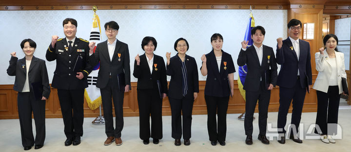 [서울=뉴시스] 조수정 기자 = 한성숙 국무총리가 7일 오후 서울 종로구 정부서울청사에서 열린 적극행정 유공 포상 수여식에서 유공자들과 기념촬영 하고 있다. 2026.07.07. chocrystal@newsis.com