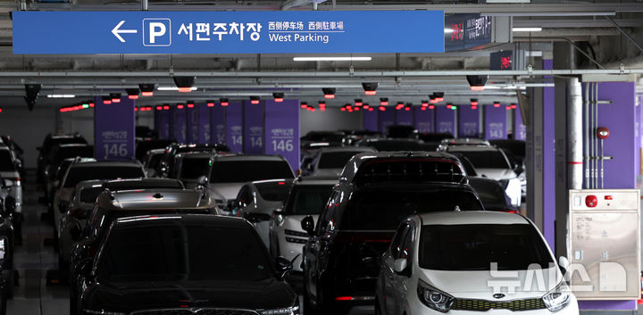 [인천공항=뉴시스] 박주성 기자 = 7일 인천국제공항 제2여객터미널 주차장에 차량들이 주차되어 있다. 인천국제공항공사에 따르면 공사는 만성적인 공항 주차난을 해소하기 위해 다음 달부터 인천공항 상주직원을 대상으로 제1·2여객터미널 주차장의 유료 정기권 금액을 인상할 방침이다. 공사는 장기주차장의 경우 항공사 직원 월 11만원, 나머지 상주직원 월 7만원으로 정기권을 운영하고, 단기주차장 요금은 월 25만∼30만원으로 운영하는 방안을 검토 중이다. 2026.07.07. park7691@newsis.com