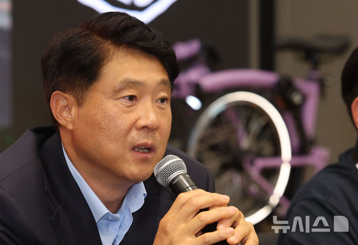 [서울=뉴시스] 권창회 기자 = 박영준 더네이처홀딩스 대표가 7일 서울 용산구 더네이쳐홀딩스 신사옥에서 열린 브롬톤 런던 프레스데이에서 취재진 질의에 답하고 있다. 2026.07.07. kch0523@newsis.com