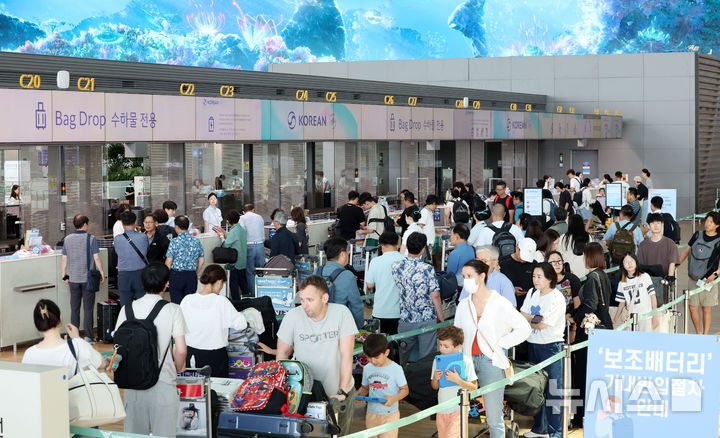 [인천공항=뉴시스] 박주성 기자 = 인천국제공항 누적 여객 10억명 달성한 7일 인천국제공항 2터미널 출국장이 붐비고 있다. (공동취재) 2026.07.07. photo@newsis.com