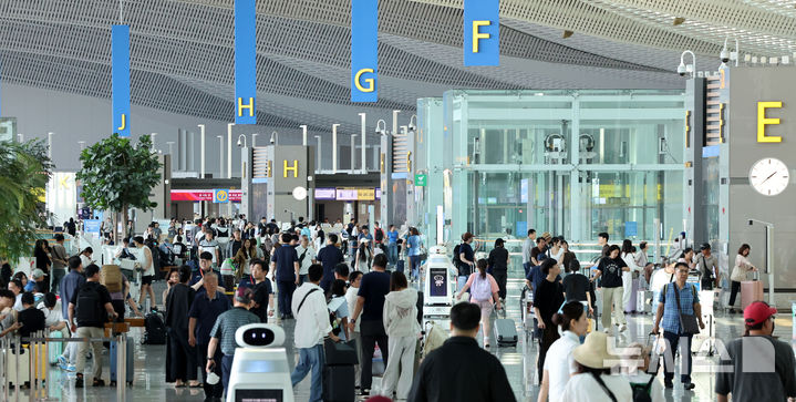 [인천공항=뉴시스] 박주성 기자 = 인천국제공항 누적 여객 10억명 달성한 7일 인천국제공항 2터미널 출국장이 붐비고 있다. (공동취재) 2026.07.07. photo@newsis.com