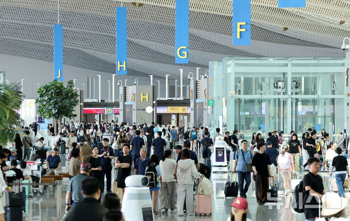 [인천공항=뉴시스] 박주성 기자 = 7일 인천국제공항 2터미널 출국장이 붐비고 있다. (공동취재) 2026.07.07. photo@newsis.com