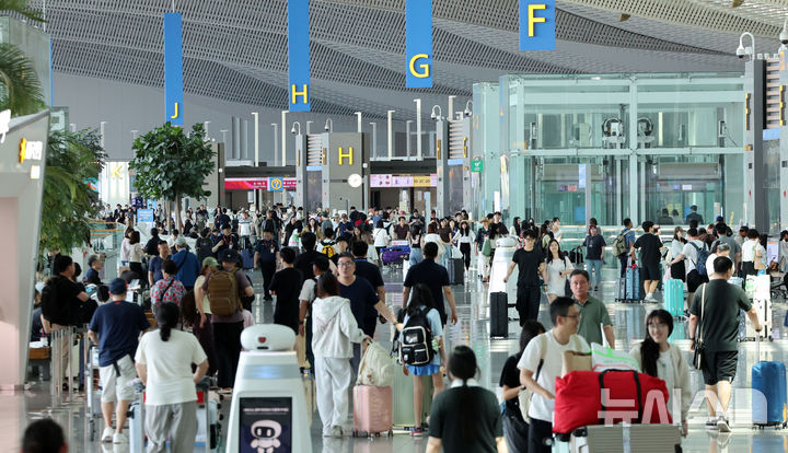 [인천공항=뉴시스] 박주성 기자 = 인천국제공항 누적 여객 10억명 달성한 7일 인천국제공항 2터미널 출국장이 붐비고 있다. (공동취재) 2026.07.07. photo@newsis.com