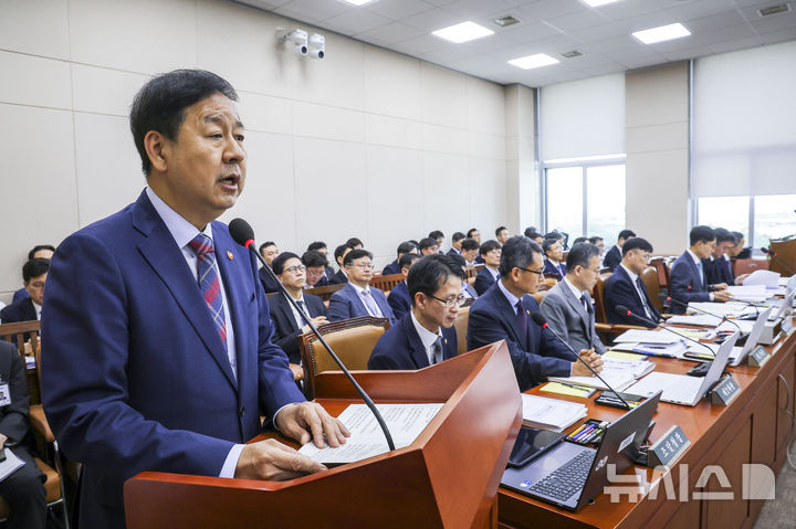 [서울=뉴시스] 정병혁 기자 = 구윤철 경제부총리 겸 재정경제부 장관이 7일 서울 여의도 국회에서 열린 재정경제기획위원회 전체회의에서 업무보고를 하고 있다. 2026.07.07. jhope@newsis.com