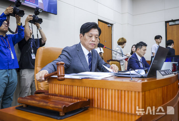 [서울=뉴시스] 정병혁 기자 = 조승래 국회 재정경제기획위원장이 7일 서울 여의도 국회에서 열린 재정경제기획위원회 전체회의에서 의사봉을 두드리고 있다. 2026.07.07. jhope@newsis.com