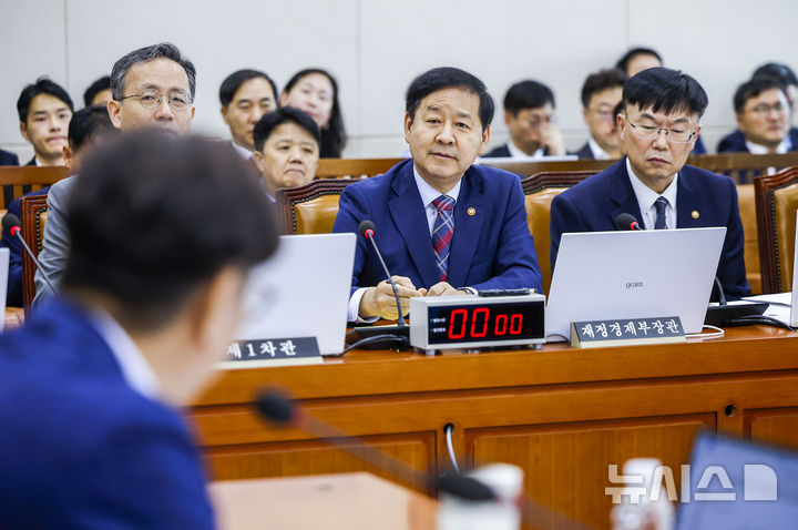 [서울=뉴시스] 정병혁 기자 = 구윤철 경제부총리 겸 재정경제부 장관이 7일 서울 여의도 국회에서 열린 재정경제기획위원회 전체회의에서 이춘석 의원의 인사말을 듣고 있다. 2026.07.07. jhope@newsis.com