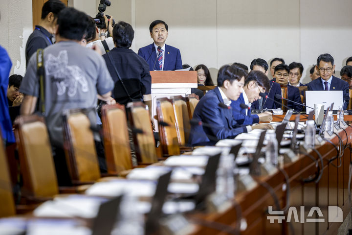 [서울=뉴시스] 정병혁 기자 = 7일 서울 여의도 국회에서 열린 재정경제기획위원회 전체회의에서 구윤철 경제부총리 겸 재정경제부 장관의 업무보고 앞으로 국민의힘 의원들이 자리가 비어있다. 2026.07.07. jhope@newsis.com