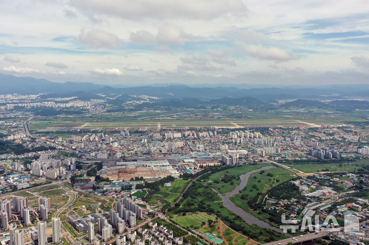[전남광주=뉴시스] 삼성전자와 SK하이닉스가 총 800조원을 투자하는 서남권 반도체 팹(Fab·생산공장) 4기 건설 입지로 광주 군공항 부지가 최종 확정된 가운데 7일 오후 전남광주 광산구 상공에서 바라본 광주 군공항 부지(중앙)의 모습. (사진 = 뉴시스 DB) 2026.07.07. photo@newsis.com