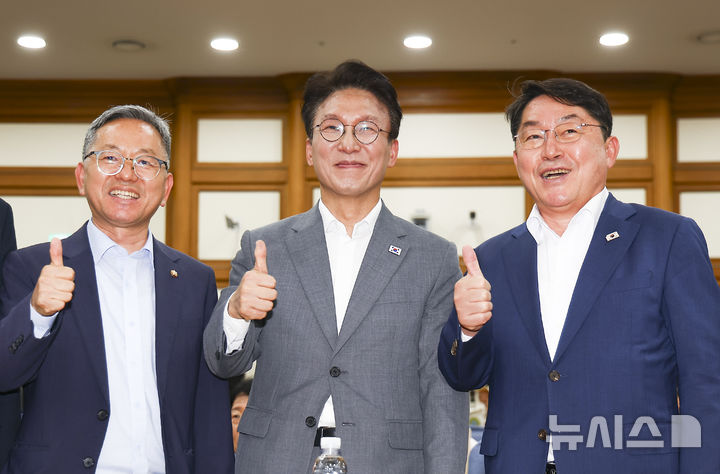 [서울=뉴시스] 김근수 기자 = 김민석(가운데) 전 국무총리가 7일 오후 서울 여의도 의원회관에서 '균형발전을 넘어 지방주도성장으로’를 주제로 열린 3대 메가프로젝트와 지방주도성장 연속토론회에서 참석자들과 기념촬영을 하고 있다. 2026.07.07. ks@newsis.com