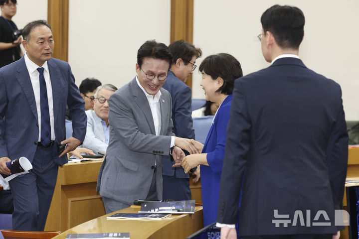 [서울=뉴시스] 김근수 기자 = 김민석 전 국무총리가 7일 오후 서울 여의도 의원회관에서 '균형발전을 넘어 지방주도성장으로’를 주제로 열린 3대 메가프로젝트와 지방주도성장 연속토론회에 앞서 서영교 더불어민주당 의원과 인사를 나누고 있다. 2026.07.07. ks@newsis.com