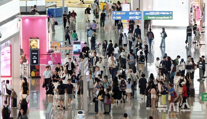 [인천공항=뉴시스] 박주성 기자 = 인천국제공항 누적 여객 10억명 달성한 7일 인천국제공항 2터미널 면세구역이 여행객들로 붐비고 있다. (공동취재) 2026.07.07. photo@newsis.com