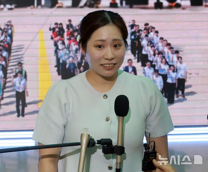 [인천공항=뉴시스] 박주성 기자 = 7일 오후 인천국제공항 제2여객터미널에서 열린 '인천공항 누적여객 10억 명 달성 기념행사'에서 10억 번째 여객인 일본인 하라 아야카씨가 인터뷰를 하고 있다. (공동취재) 2026.07.07. photo@newsis.com