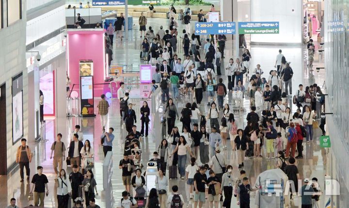 [인천공항=뉴시스] 박주성 기자 = 사진은 지난 7일 인천국제공항 2터미널 면세구역이 여행객들로 붐비는 모습. (공동취재) 2026.07.07. photo@newsis.com