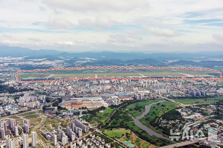 [전남광주=뉴시스] 삼성전자와 SK하이닉스가 총 800조원을 투자하는 서남권 반도체 팹(Fab·생산공장) 4기 건설 입지로 광주 군공항 부지가 최종 확정된 가운데 7일 오후 전남광주 광산구 상공에서 바라본 광주 군공항 부지(점선 내부)의 모습. (사진 = 뉴시스 DB) 2026.07.07. photo@newsis.com