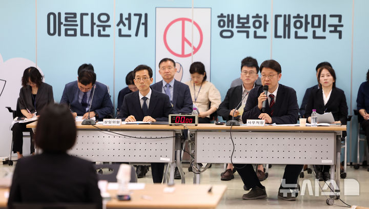 [서울=뉴시스] 김선웅 기자 = 김범진 서울시선관위 사무처장이 7일 서울 종로구 서울특별시선거관리위원회에서 열린 국회 지방선거 투표용지 부족 사태 등 국민 참정권 침해 진상 규명 및 선거 관리 개혁을 위한 국정조사 특별위원회 2차 현장조사에서 의원 질의에 답변하고 있다. 왼쪽은 신광호 서울시선관위 상임위원. 2026.07.07. mangusta@newsis.com