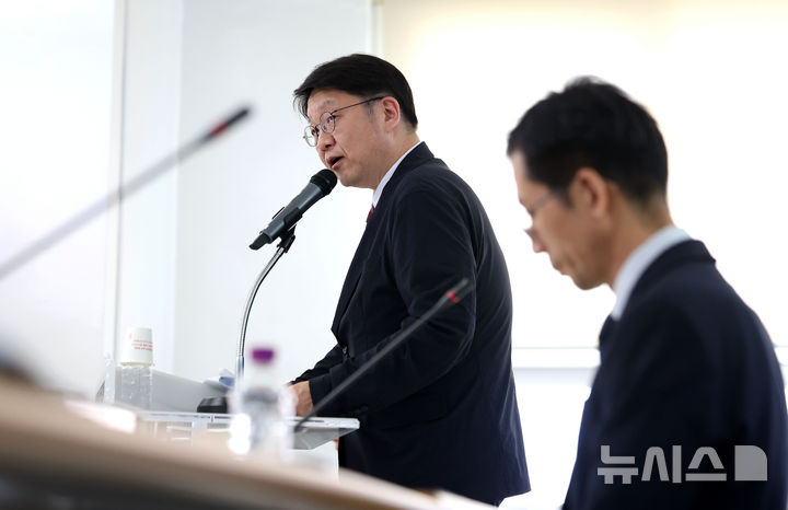 [서울=뉴시스] 김선웅 기자 = 김범진 서울시선관위 사무처장이 7일 서울 종로구 서울특별시선거관리위원회에서 열린 국회 지방선거 투표용지 부족 사태 등 국민 참정권 침해 진상 규명 및 선거 관리 개혁을 위한 국정조사 특별위원회 2차 현장조사에서 현장 보고를 하고 있다. 2026.07.07. mangusta@newsis.com