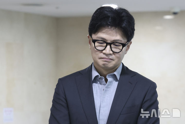 [서울=뉴시스] 김근수 기자 = 한동훈 무소속 의원이 7일 오후 서울 여의도 의원회관에서 국민의힘 유의동 의원실 주최로 열린 KTX 경기남부역사 신설 토론회를 마치고 취재진 질의에 답하고 있다. 2026.07.07. ks@newsis.com
